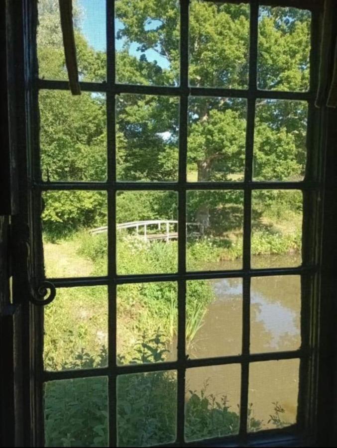 Snug & Secluded Lakeside Shepherds Hut 'Carp' Uckfield Exterior foto