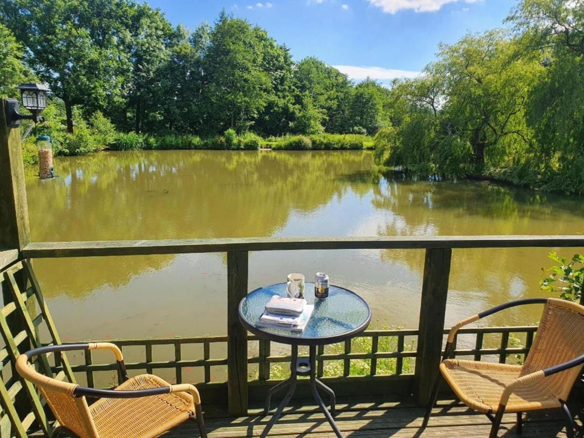 Snug & Secluded Lakeside Shepherds Hut 'Carp' Uckfield Exterior foto