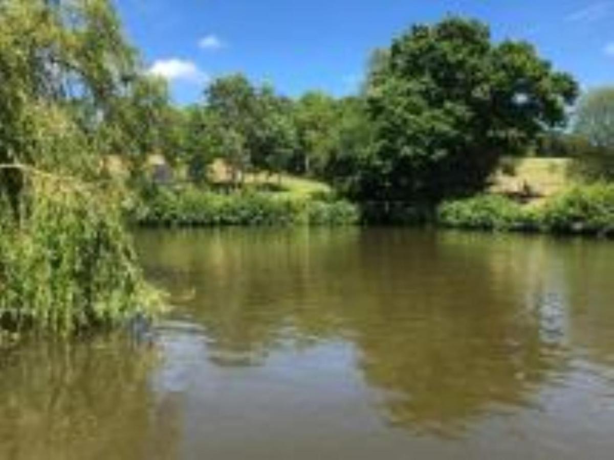 Snug & Secluded Lakeside Shepherds Hut 'Carp' Uckfield Exterior foto
