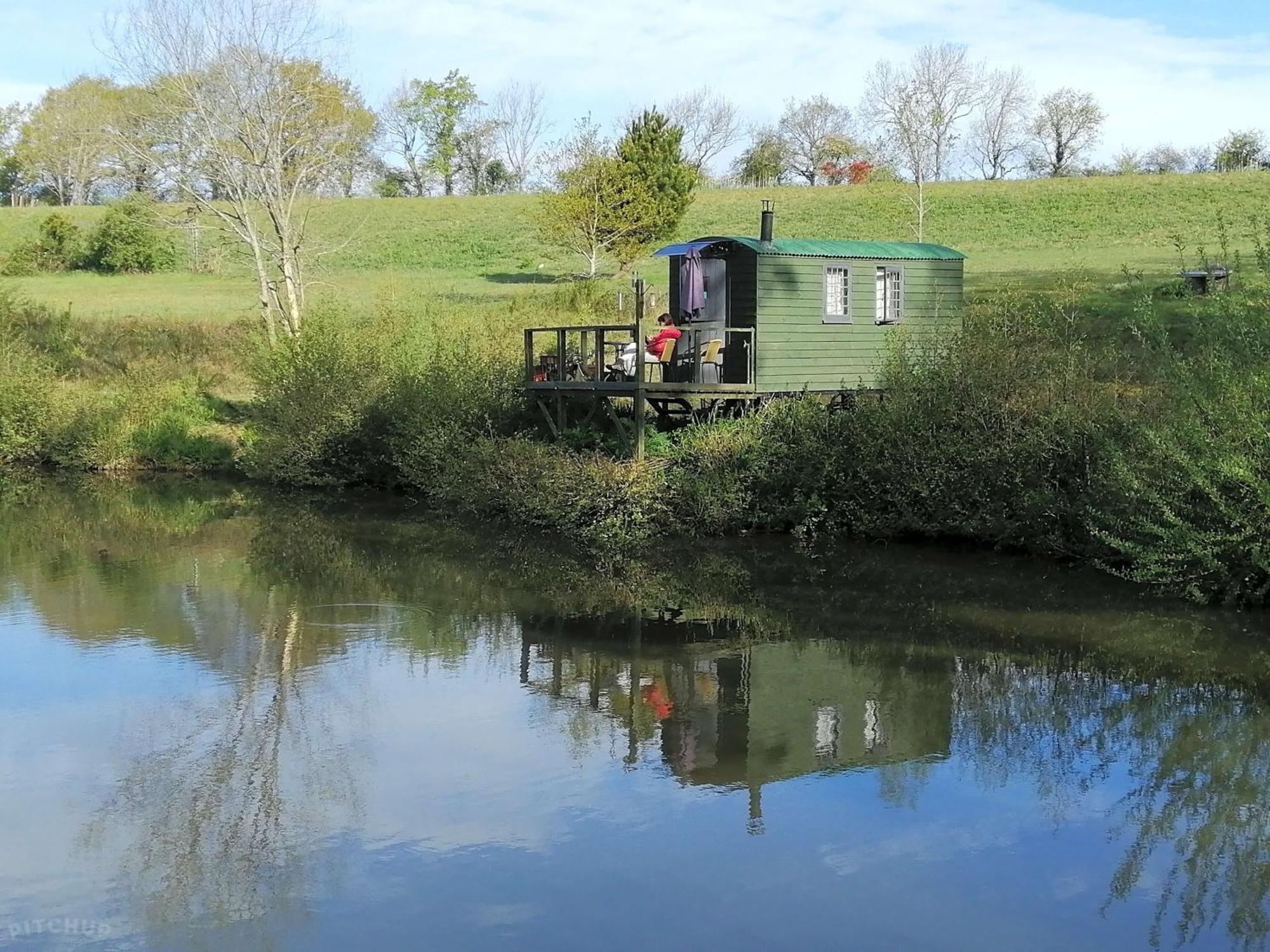 Snug & Secluded Lakeside Shepherds Hut 'Carp' Uckfield Exterior foto