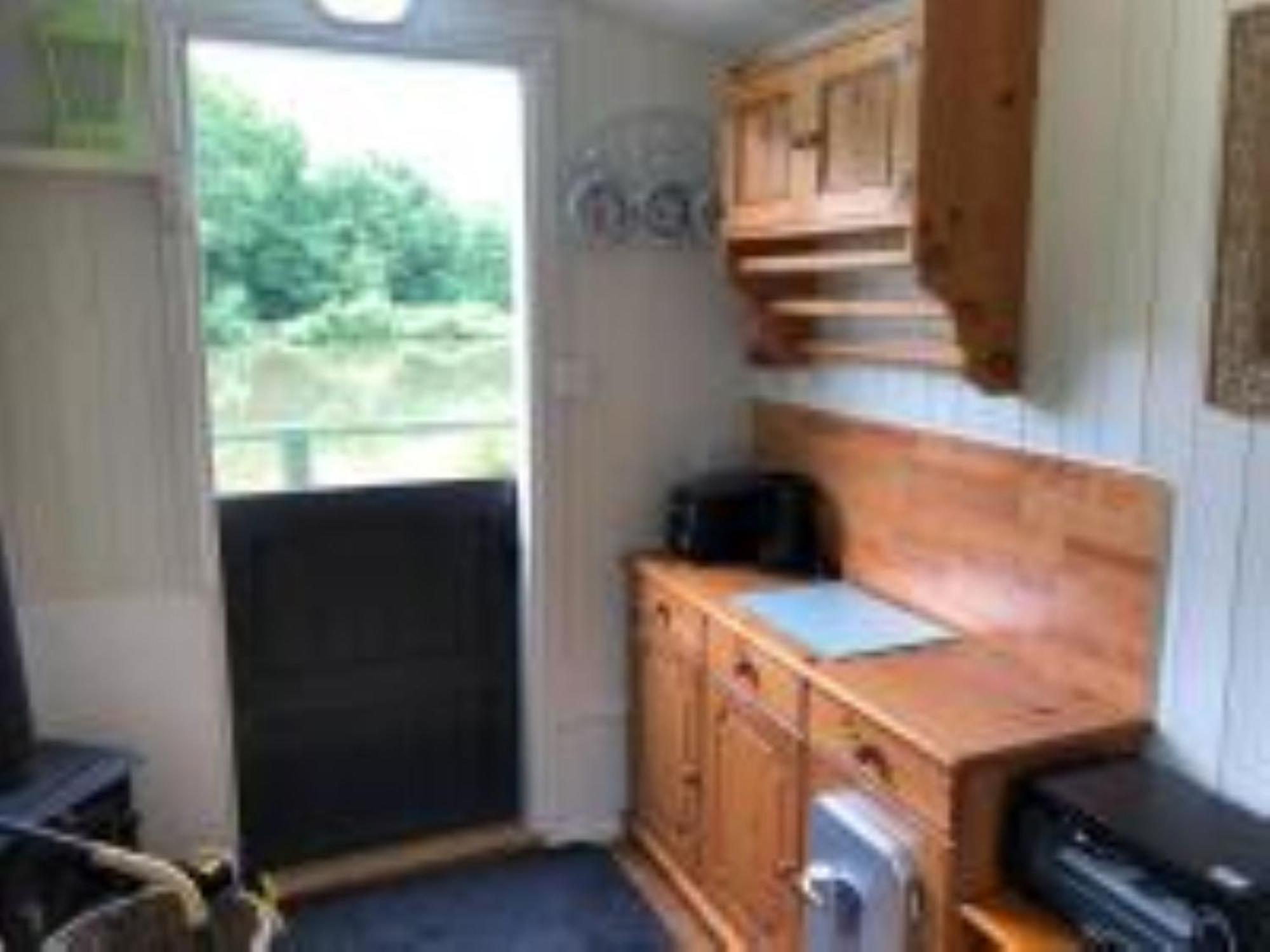 Snug & Secluded Lakeside Shepherds Hut 'Carp' Uckfield Exterior foto